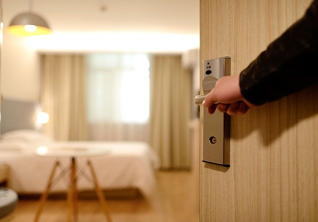 Hotel vs agroturystyka czyli wakacje 2021- plusy i minusy