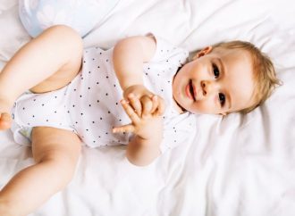 Co warto wiedzieć o dobieraniu odpowiednich tkanin do pielęgnacji delikatnej skóry dziecka?