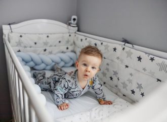 Jak stworzyć przestrzeń dla niemowlaka w małym mieszkaniu bez oddzielnego pokoju?